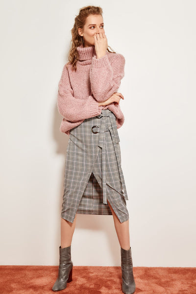 Black-breasted plaid skirt