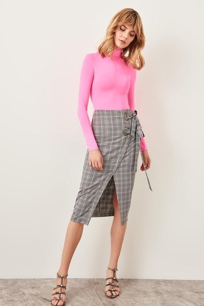 Black-breasted plaid skirt